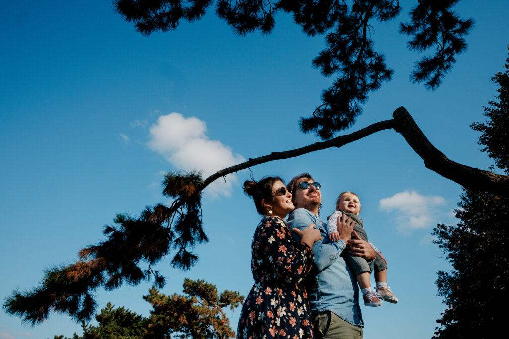 Photographe famille paris : séance photo graphique et fun aux buttes chaumond